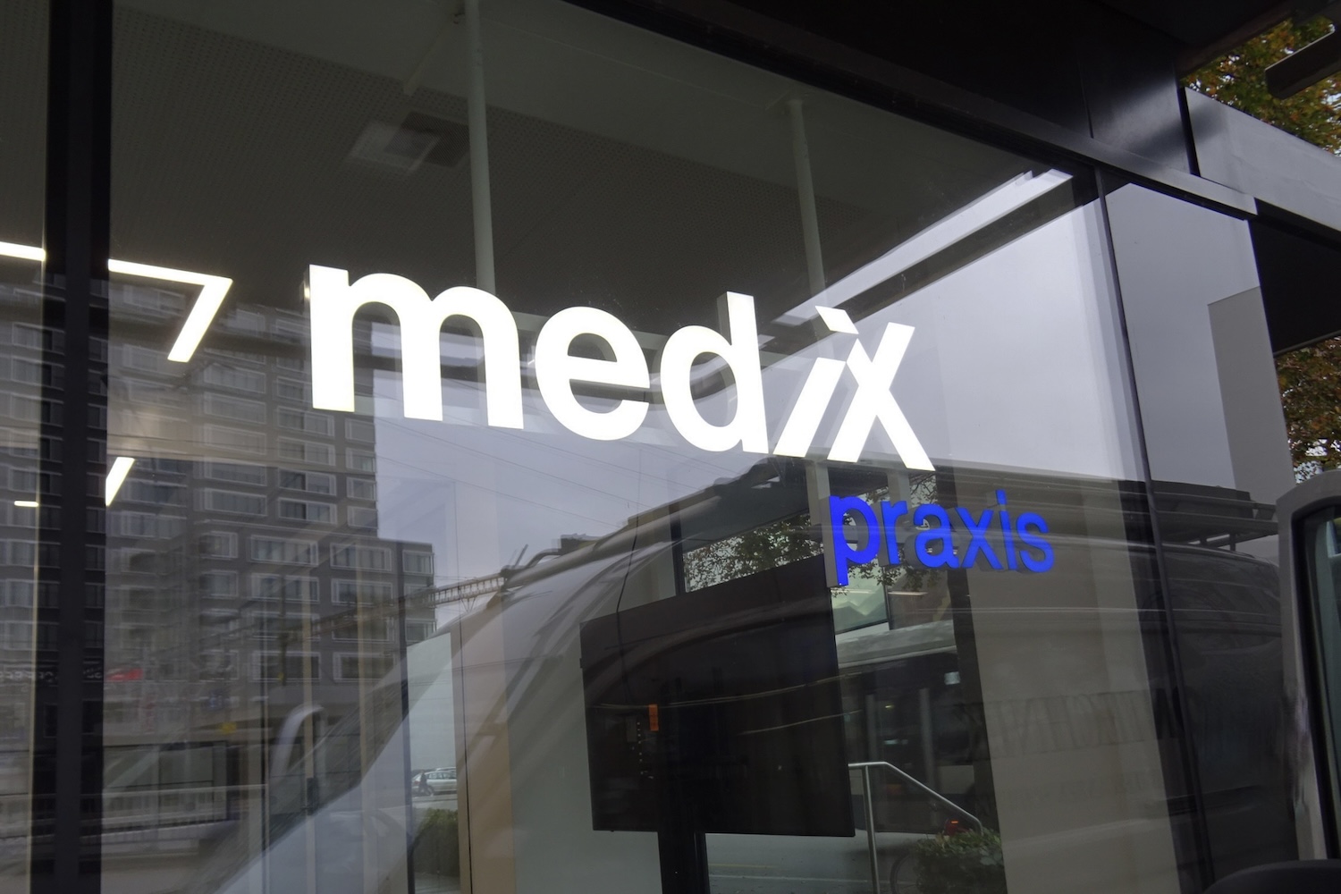 Neon-Schriftzug mediX Gruppenpraxis (Zürich)