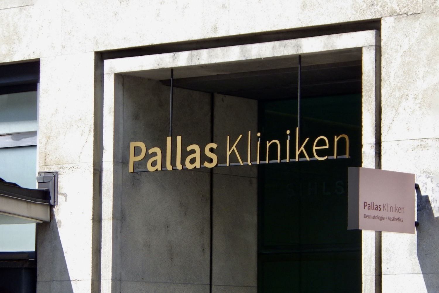 Aussenkennzeichnung Dermatologie- und Schönheitsklinik Pallas (Zürich)