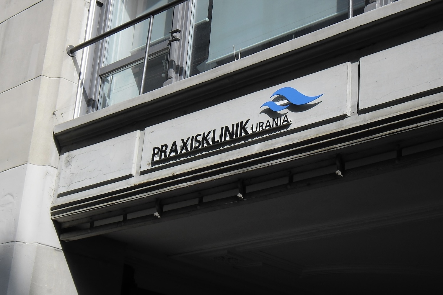 Aussenkennzeichnung Praxisklinik Urania (Zürich)