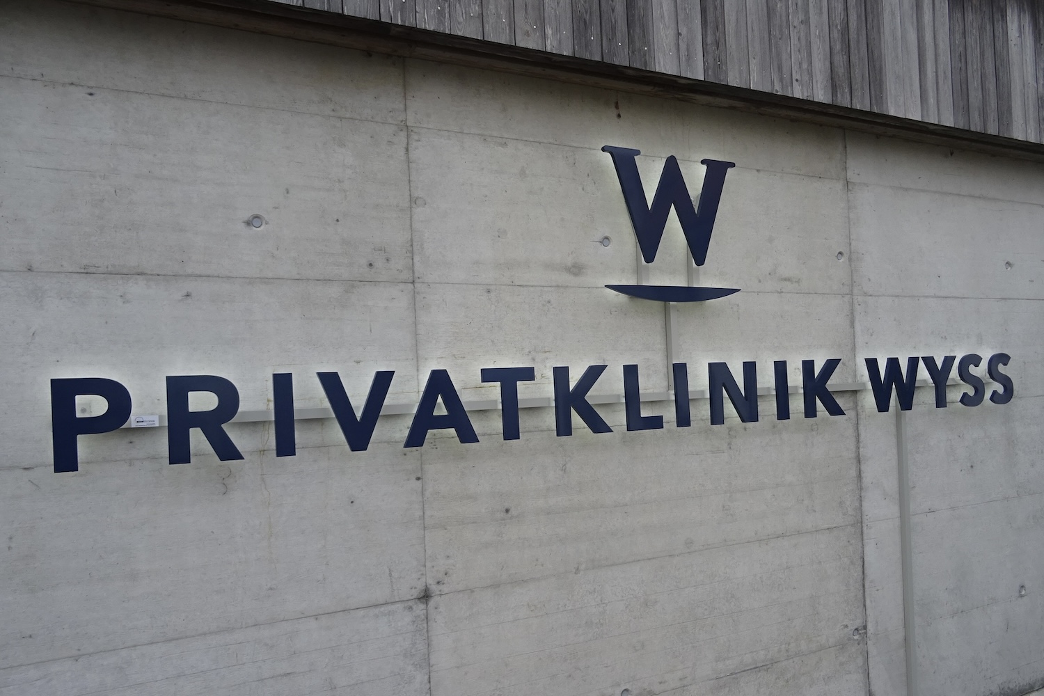Aussenkennzeichnung Privatklinik Wyss (Münchenbuchsee)