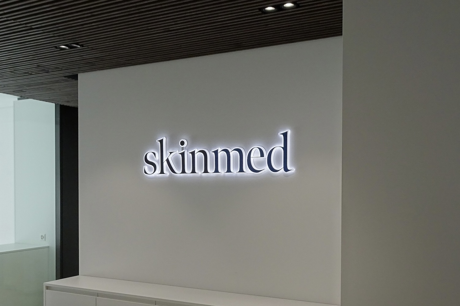 Neon-Schriftzug Skinmed | Klinik für Dermatologie & plastische Chirurgie (Aarau)